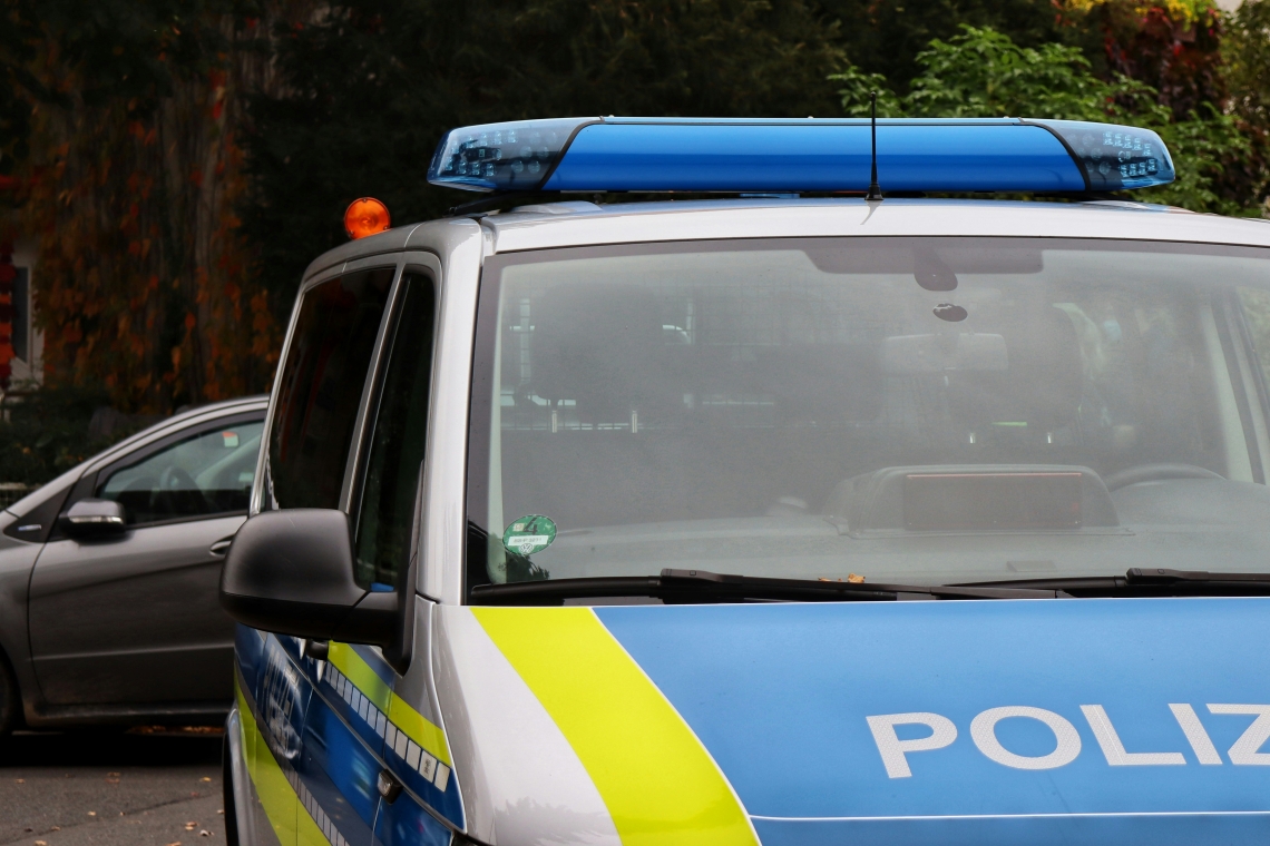 Polizei Eichstätt: Unfallflucht auf der B13 bei Pietenfeld – gelber Renault flüchtig 